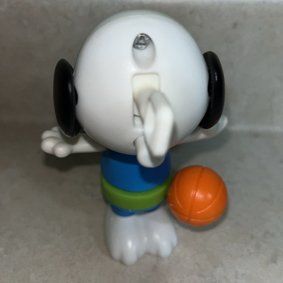Peanuts - Snoopy McDonalds Happy Meal Toy Basketball player - Picture 3 of 6
